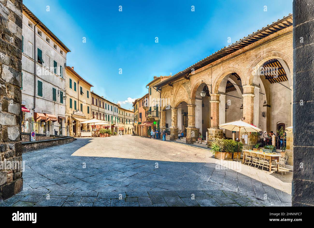 Las pintorescas calles medievales de Montalcino, provincia de Siena, Italia Foto de stock