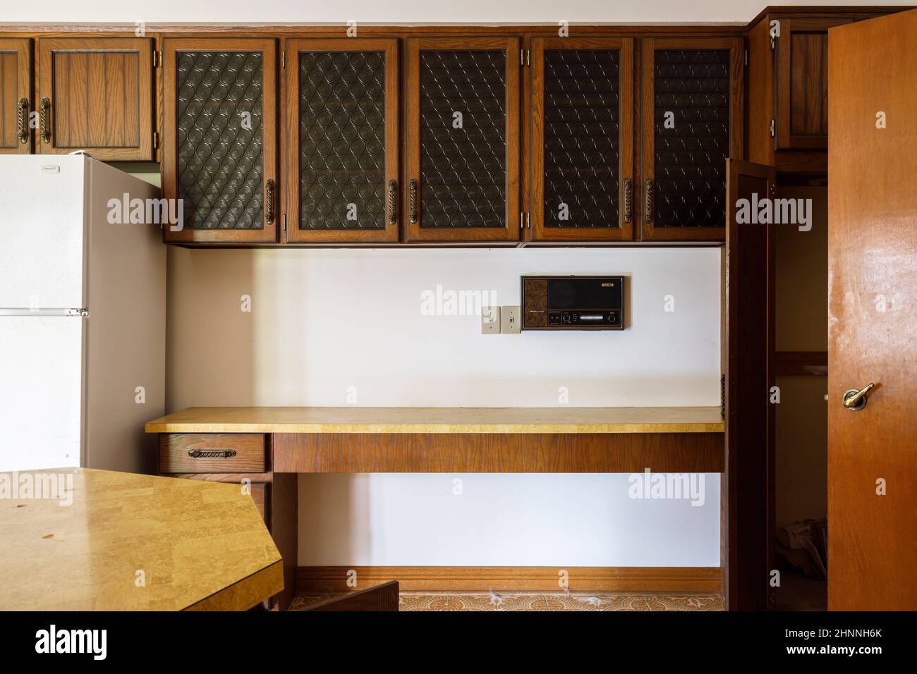 Una cocina de 1950s con encimeras amarillas y electrodomésticos modernos. Foto de stock
