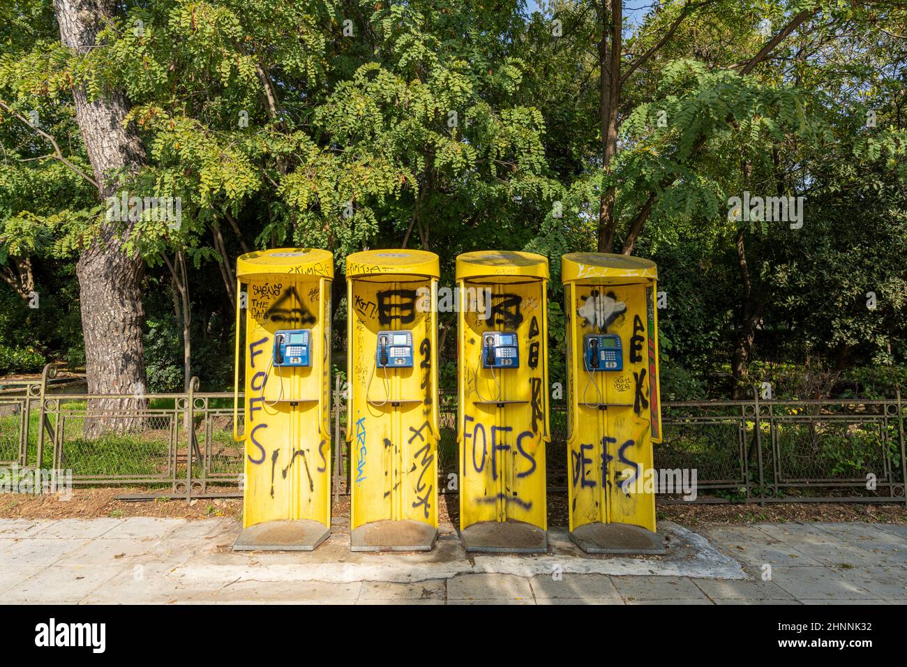 Cajas amarillas de teléfono en Atenas, Grecia Foto de stock