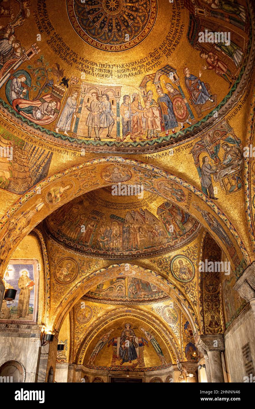 Mosaico dorado dentro del techo de la Catedral de San Marcos (Basílica de San Marcos Foto de stock