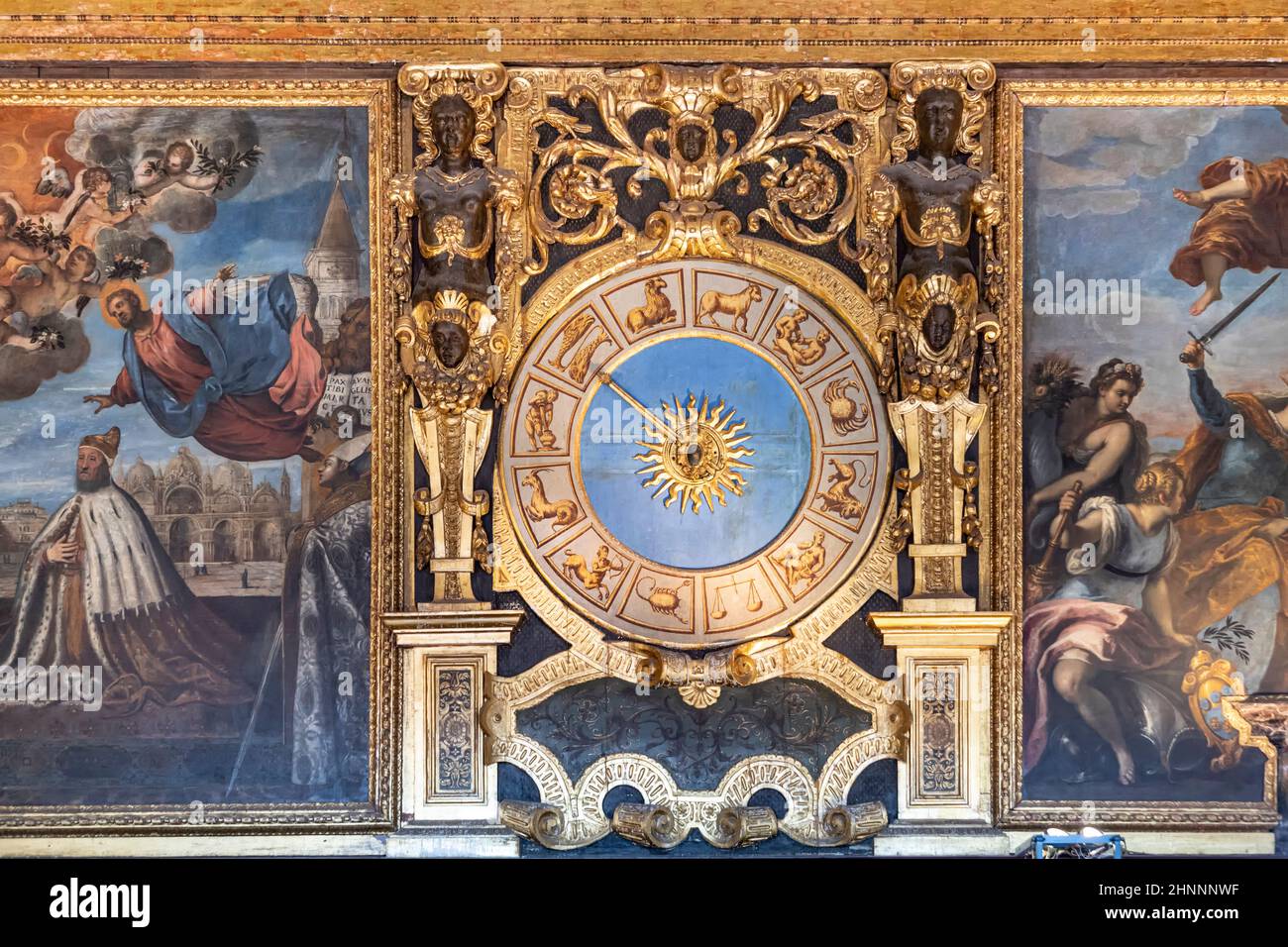 Interior del Palacio Ducal (Palazzo Ducale) - pared con reloj. El Palacio Doge fue construido en estilo gótico veneciano, y uno de los principales monumentos de la ciudad de Venecia. Foto de stock