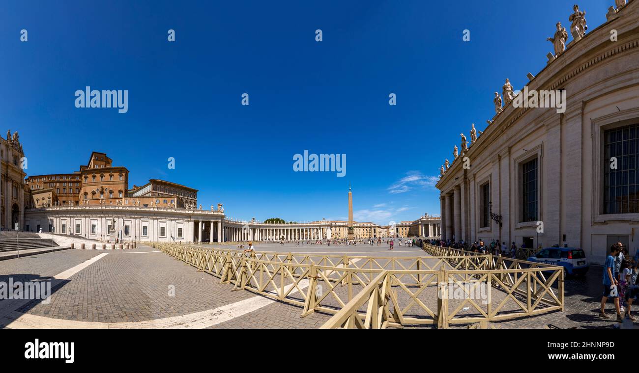 Los uristas visitan la Plaza de San Pedro en el Vaticano con los famosos edificios de Miguel Ángel en Roma, Italia Foto de stock
