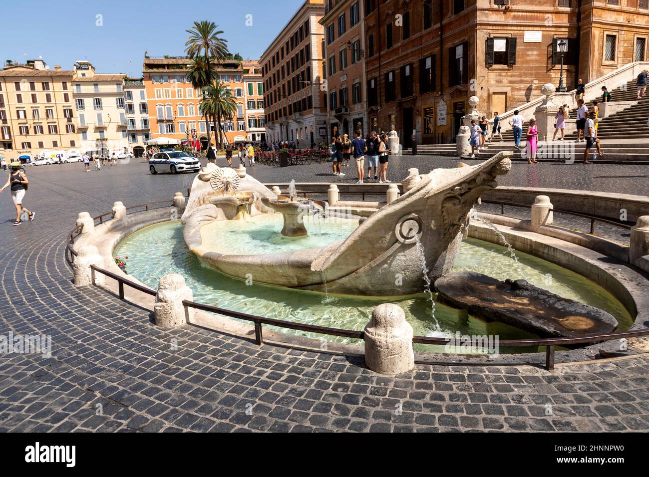 Fontana della Barcaccia en Piazza Spagna. Esta fuente está en el centro de la plaza, representa un barco naufragado, hecho por Pietro Bernini Foto de stock