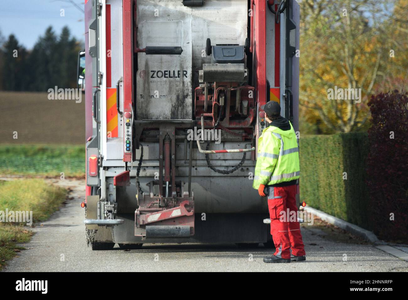 Müllauto von Hinten en Oberösterreich, Österreich, Europa - Camión de basura desde atrás en Alta Austria, Austria, Europa Foto de stock