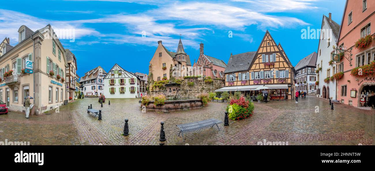Pequeña carretera escénica con casas de entramado de madera en el pueblo histórico de Eguisheim en la región de Alsacia Foto de stock