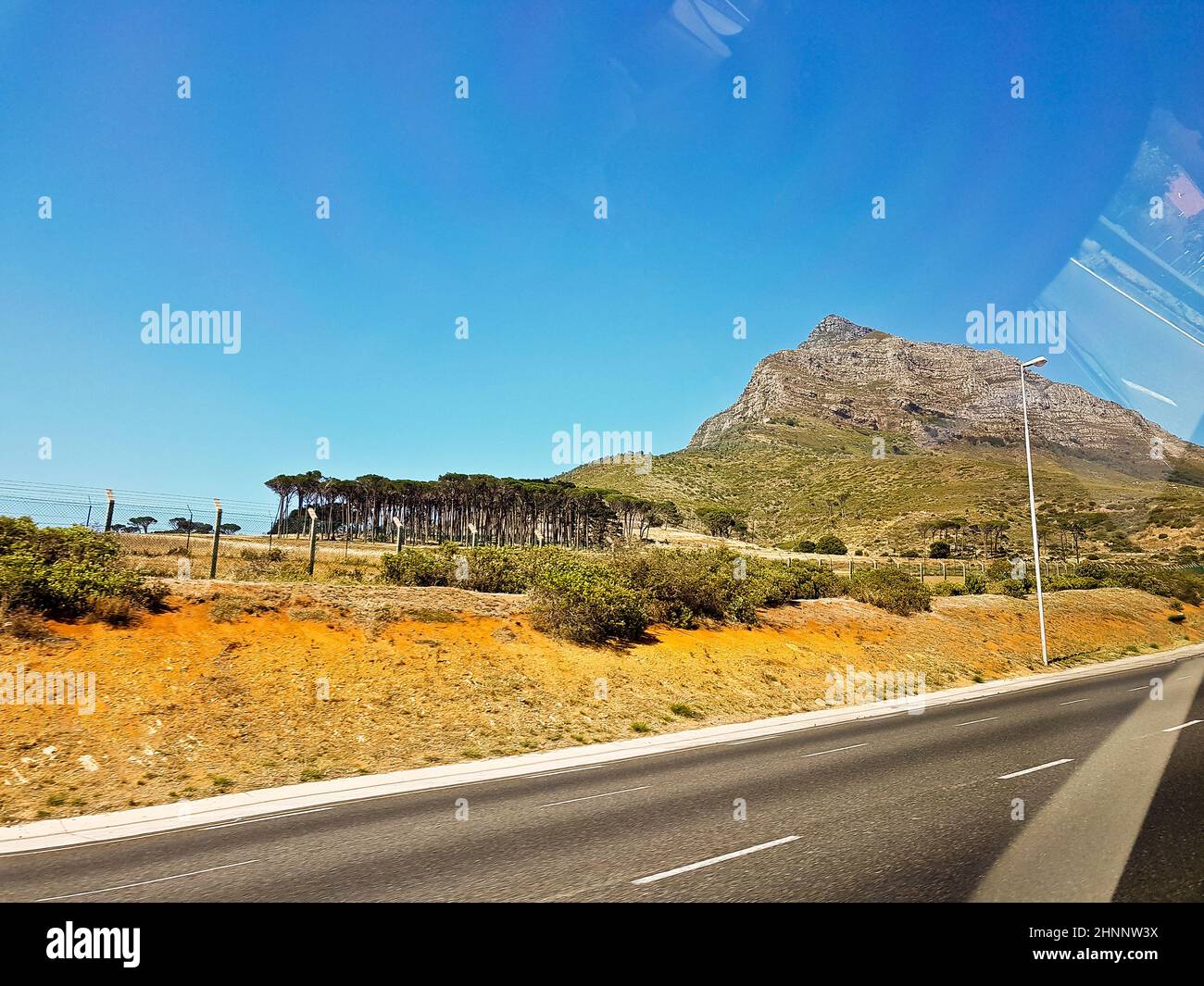 Conduzca por las montañas, Ciudad del Cabo. Cuidado por la ventana del coche. Foto de stock