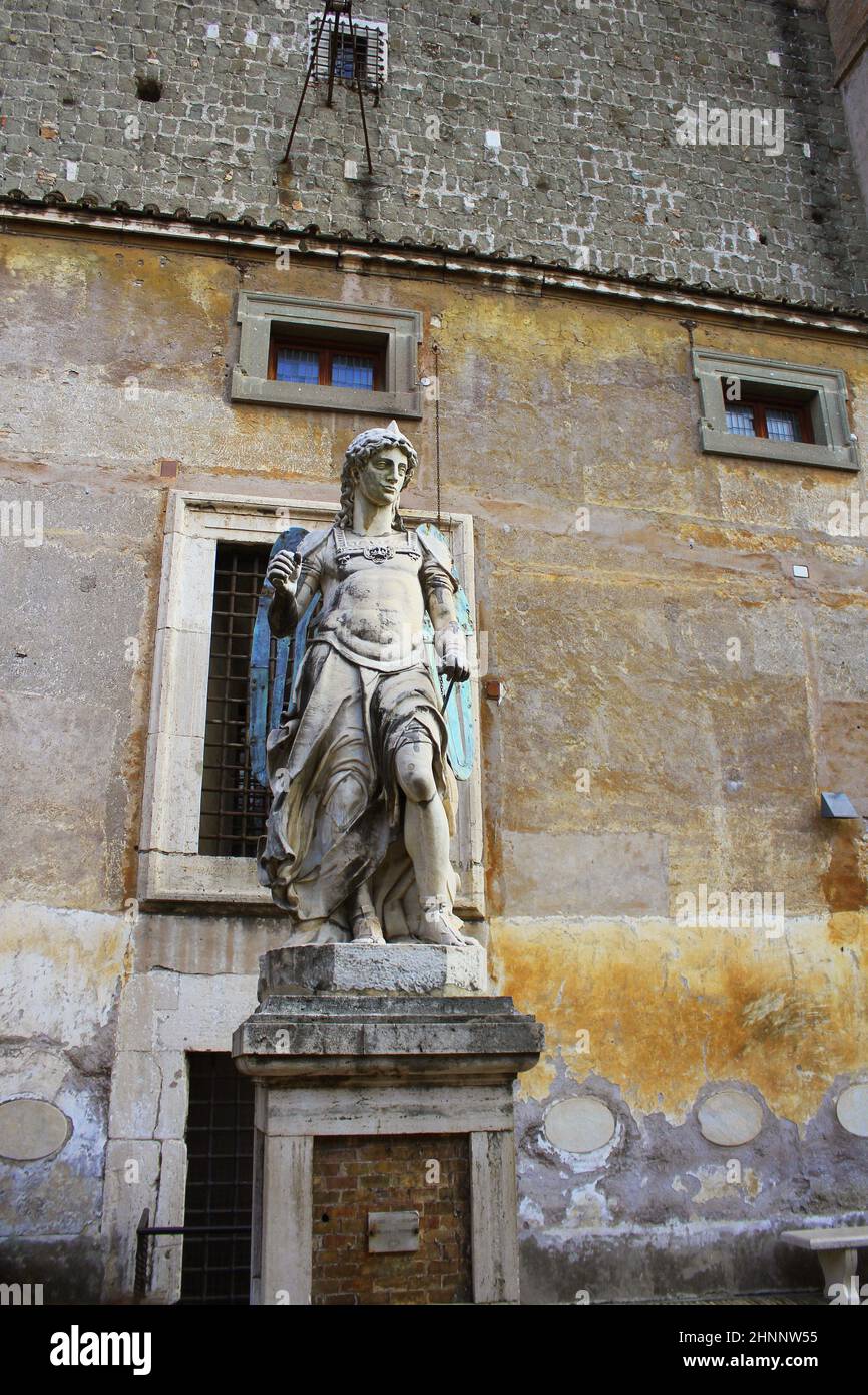 Roma, Italia - 30 de diciembre de 2018: Estatua del ángel dentro del Castillo de San Angelo en Roma Foto de stock