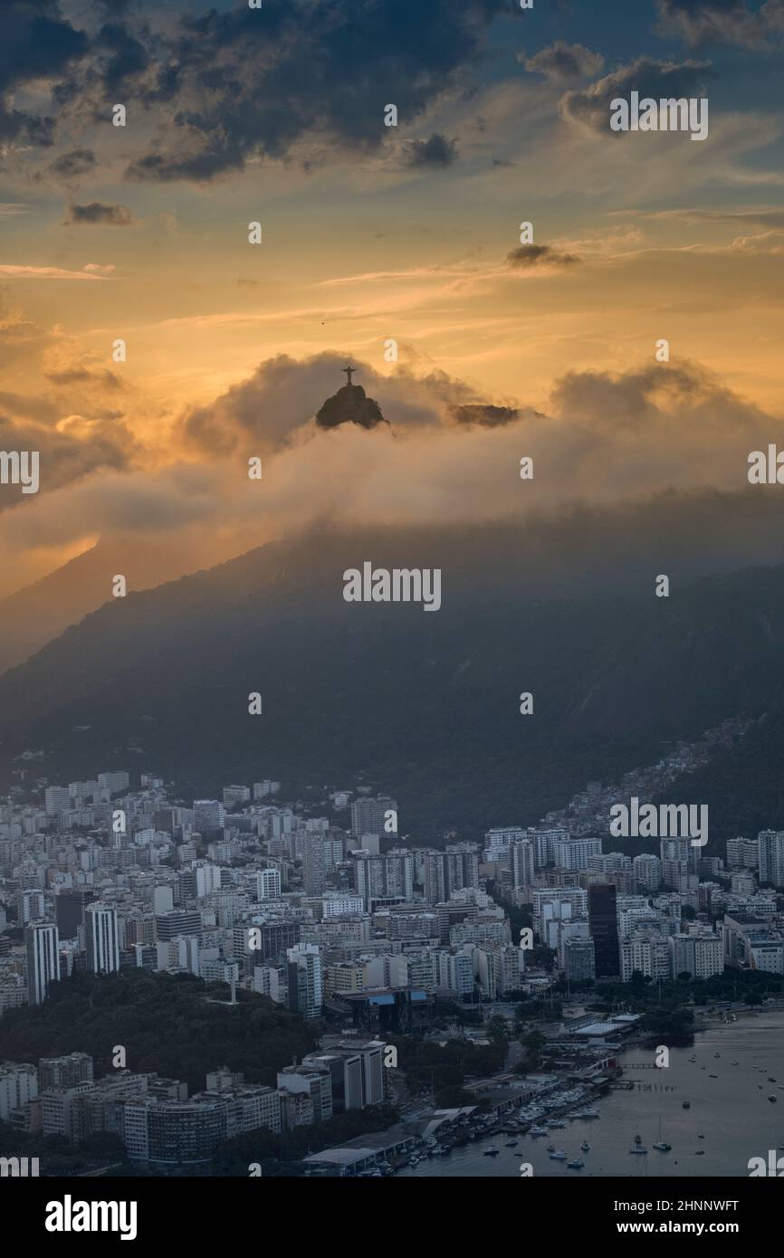 Brasil, Río de Janeiro. Horizonte urbano, barrio de Botafogo, apartamentos y edificios comerciales, la estatua del Cristo en Corcovado, las montañas y el mar. Foto de stock