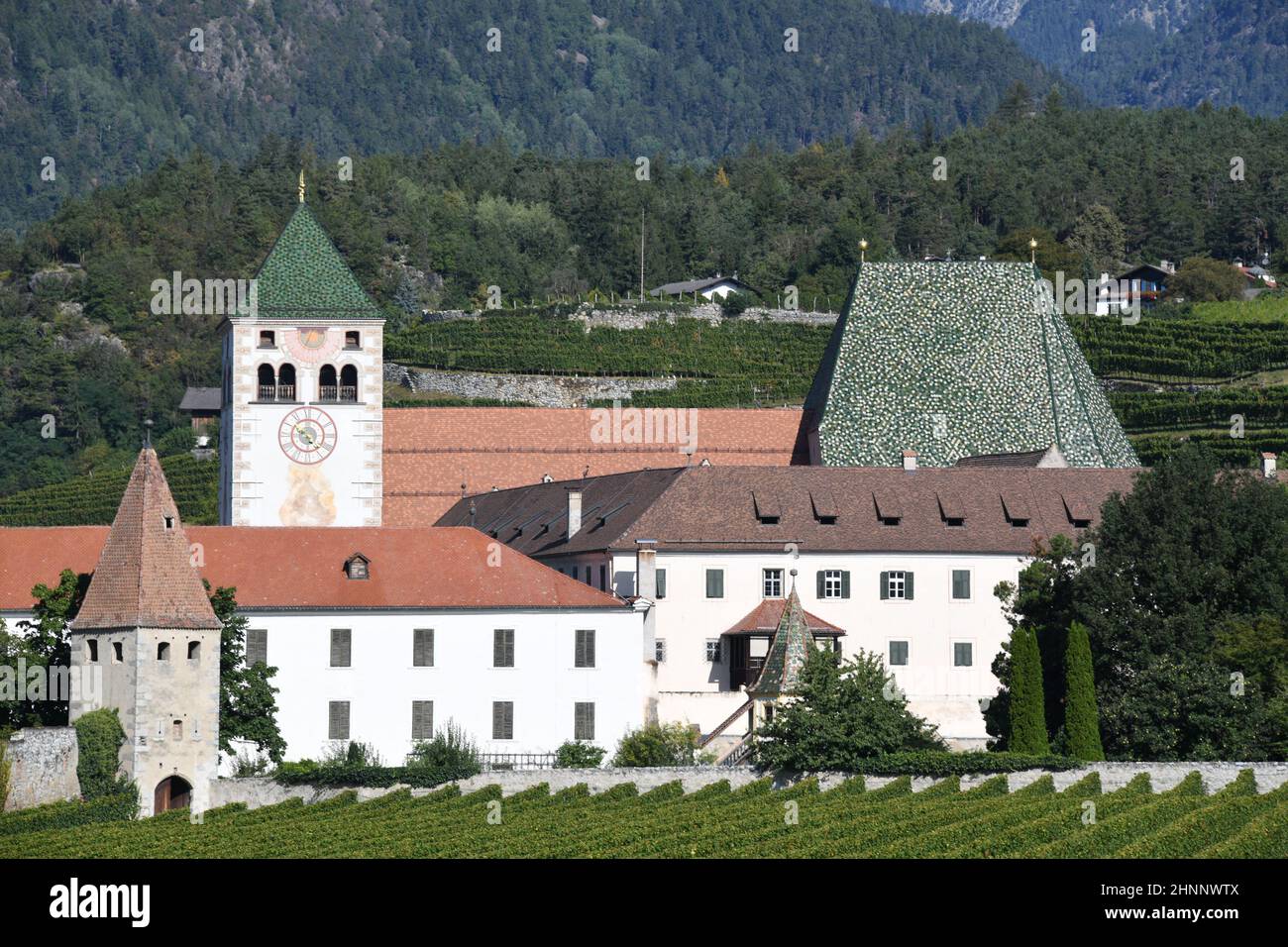 La abadía de Neustift se encuentra al norte de Bressanone en la región de Trentino - Tirol del Sur, Italia. Fue construido en estilo románico en 1190. El municipio de Vahrn se encuentra en el valle de Eisack. Foto de stock