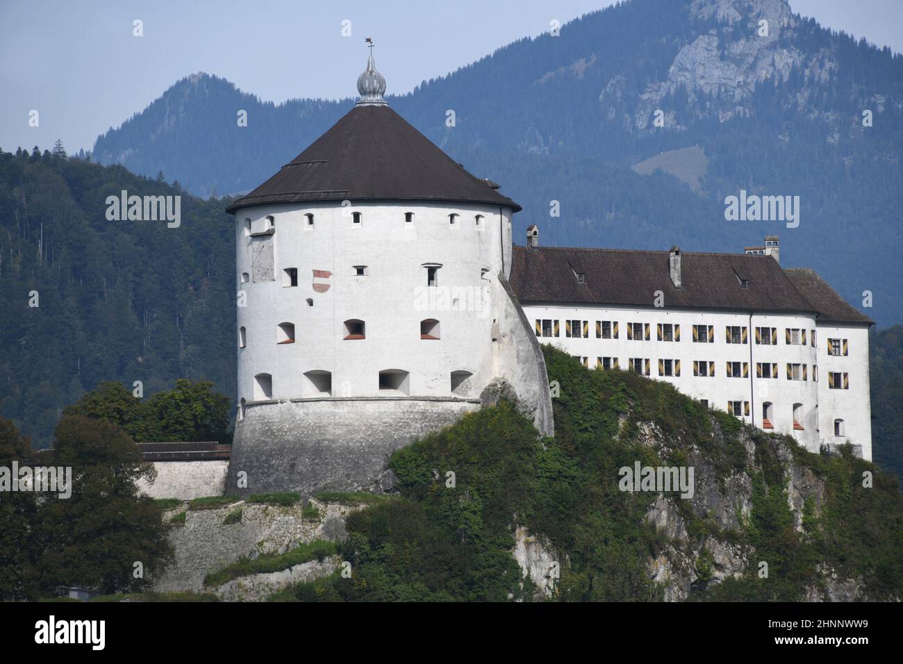 En 1205 la fortaleza de Kufstein en Austria, Tirol fue mencionada por primera vez en un documento. La fortaleza es el punto de referencia de Kufstein. Está situado en la montaña de roca alta 90m directamente en el río Inn. Foto de stock