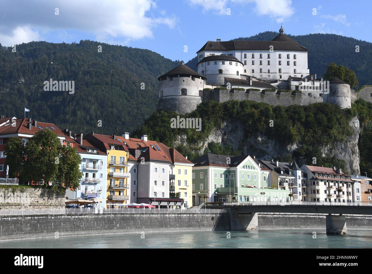 En 1205 la fortaleza de Kufstein en Austria, Tirol fue mencionada por primera vez en un documento. La fortaleza es el punto de referencia de Kufstein. Está situado en la montaña de roca alta 90m directamente en el río Inn. Foto de stock