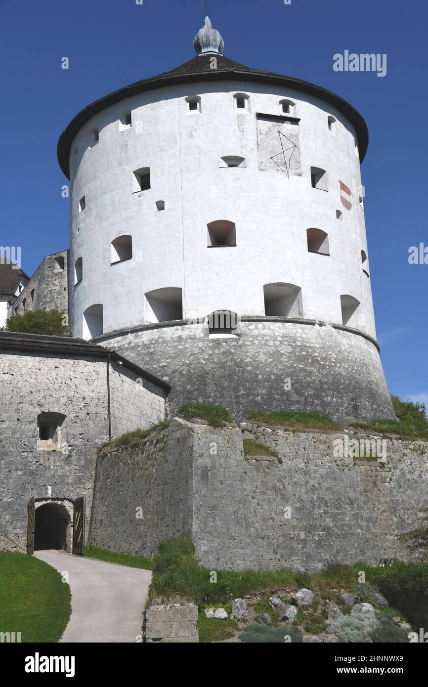 En 1205 la fortaleza de Kufstein en Austria, Tirol fue mencionada por primera vez en un documento. La fortaleza es el punto de referencia de Kufstein. Está situado en la montaña de roca alta 90m directamente en el río Inn Foto de stock