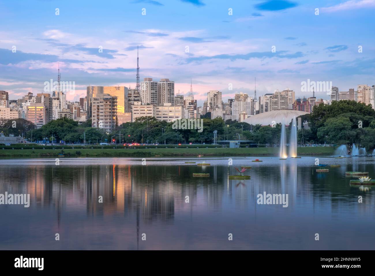 Brasil, Sao Paulo, la ciudad de Sao Paulo, el lago en el Parque Ibirapuera en el distrito del centro de la ciudad Foto de stock
