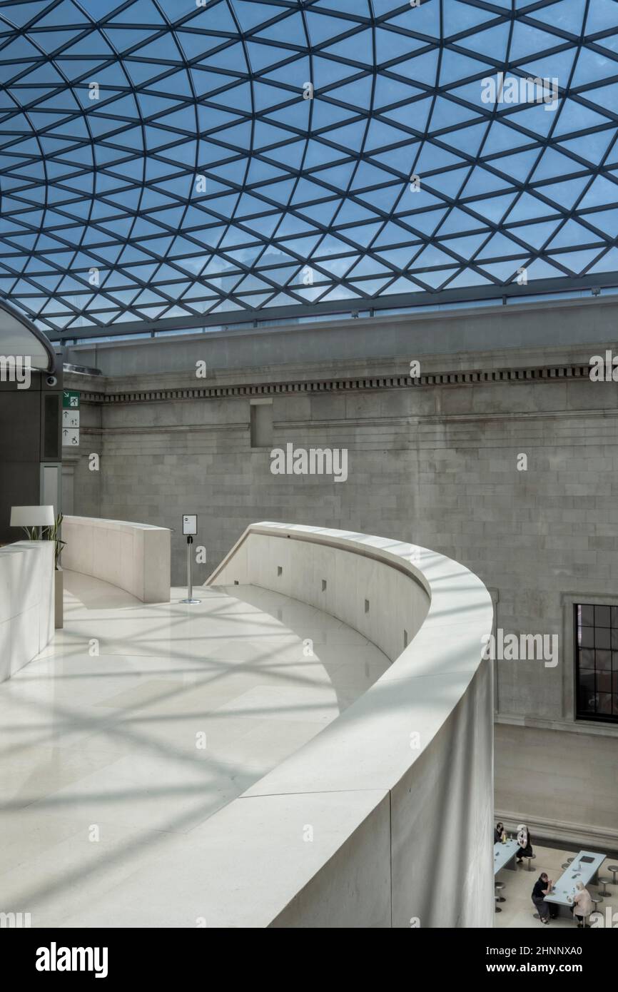 Reino Unido, Museo Británico. La Gran Corte neoclásica del siglo 19th y el techo moderno (Foster + Partners, 2000); escalera a la Sala de Lectura en primer plano Foto de stock