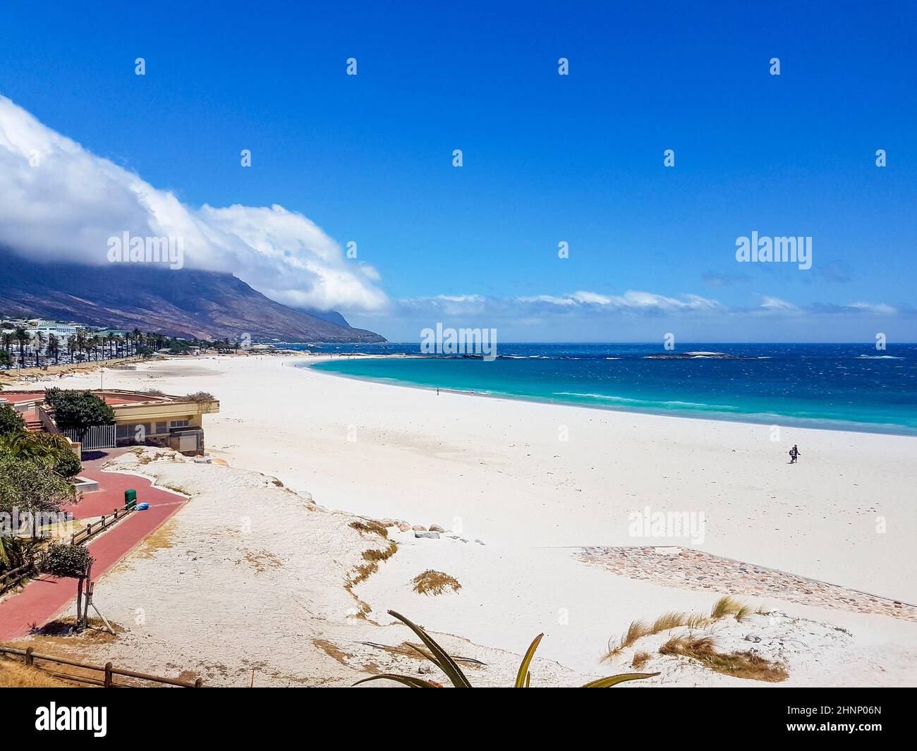 Camps Bay Beach y Table Mountain con nubes, Ciudad del Cabo. Foto de stock