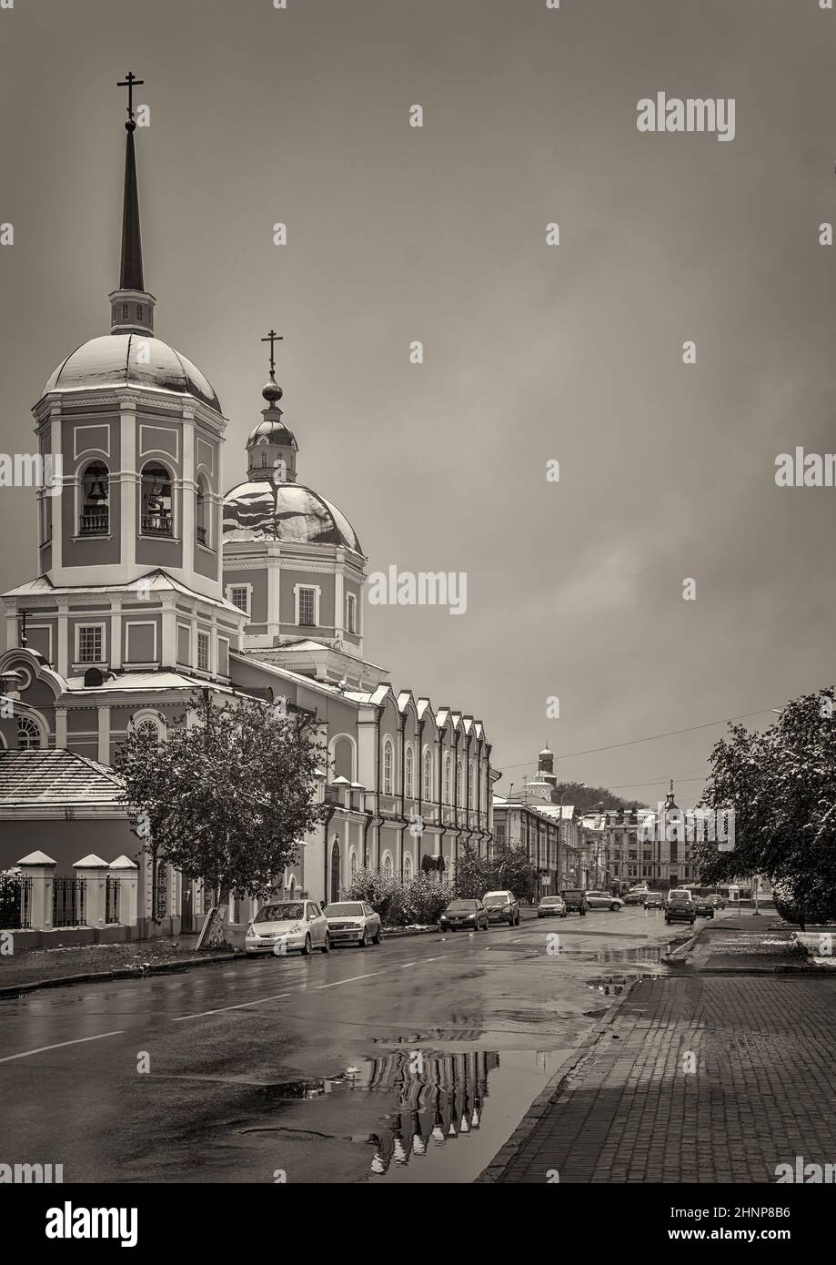 15th de octubre de 2016, Tomsk, Rusia, paisaje urbano con templo Foto de stock