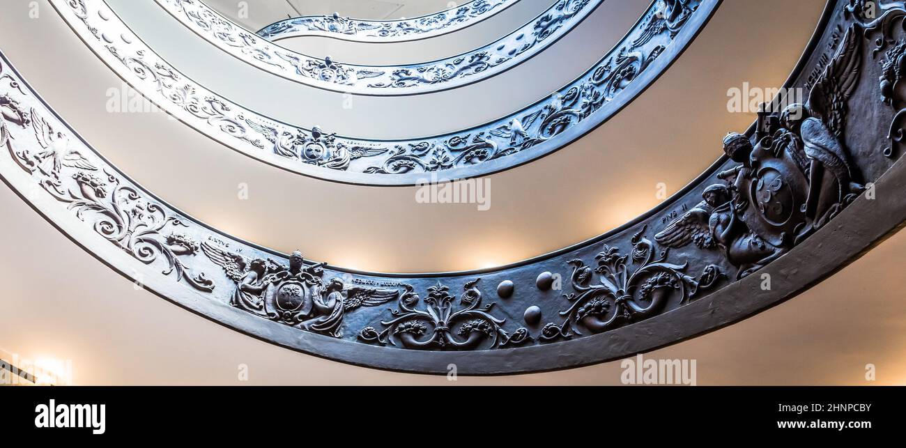 La famosa escalera de caracol en el Museo del Vaticano - Roma, Italia Foto de stock