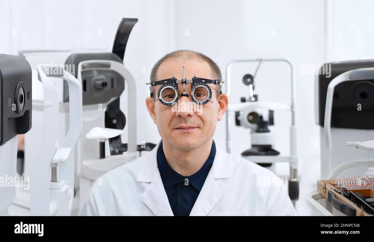 El oftalmólogo es un marco de gafas para revisar la vista rodeada de equipo médico Fotografía de El oftalmólogo es un marco de gafas para revisar la vista rodeada de equipo médico Fotografía de