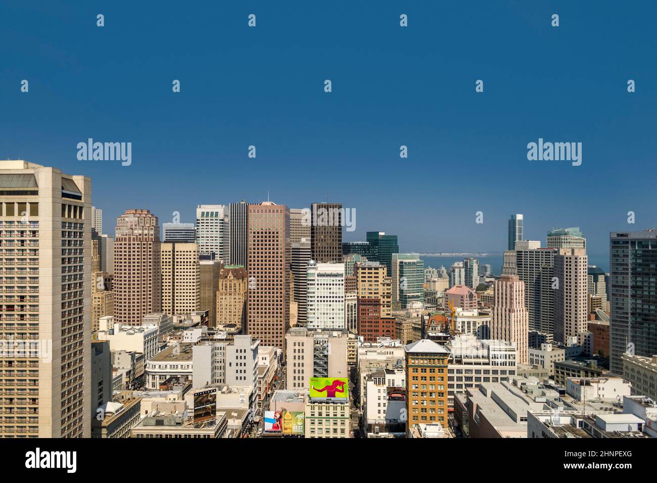 La plataforma del Sheraton está abierta para los turistas a mediodía para obtener una visión panorámica de la ciudad de San Francisco Foto de stock