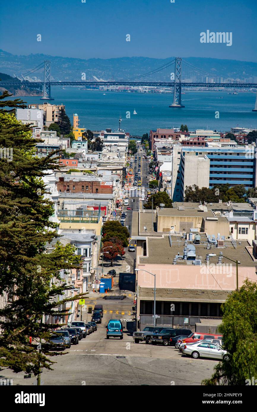 Vista al centro de San Francisco con calles y puerta dorada en el fondo Foto de stock