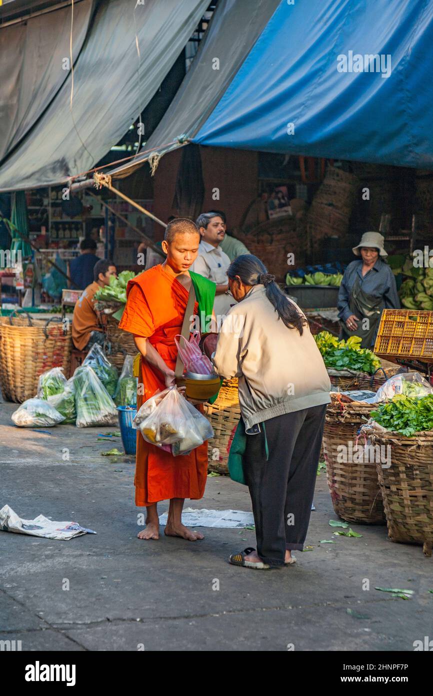 la gente dona comida al monje Foto de stock