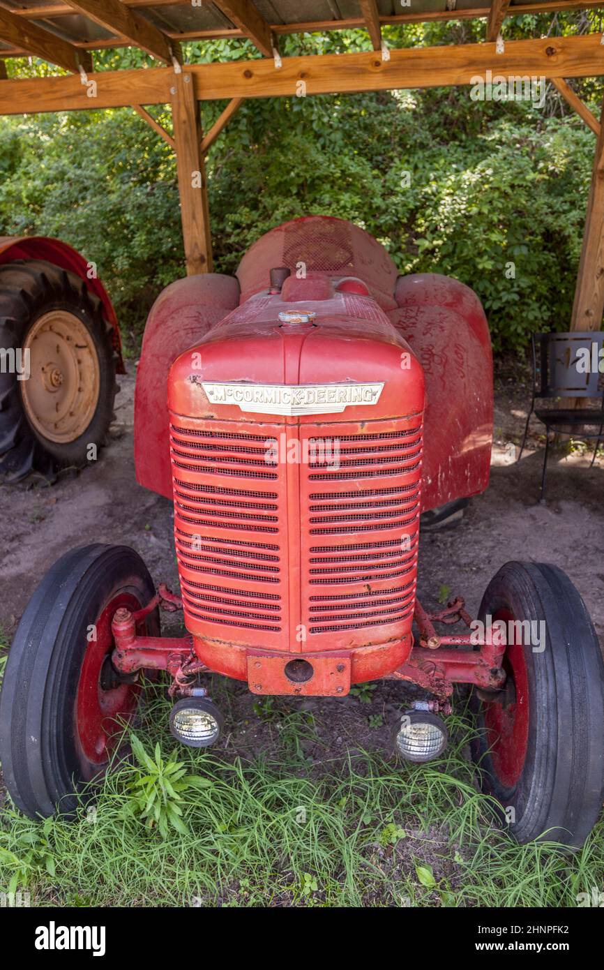 Antiguo tractor histórico Marca Oliver en Boone Hall Plantation Foto de stock