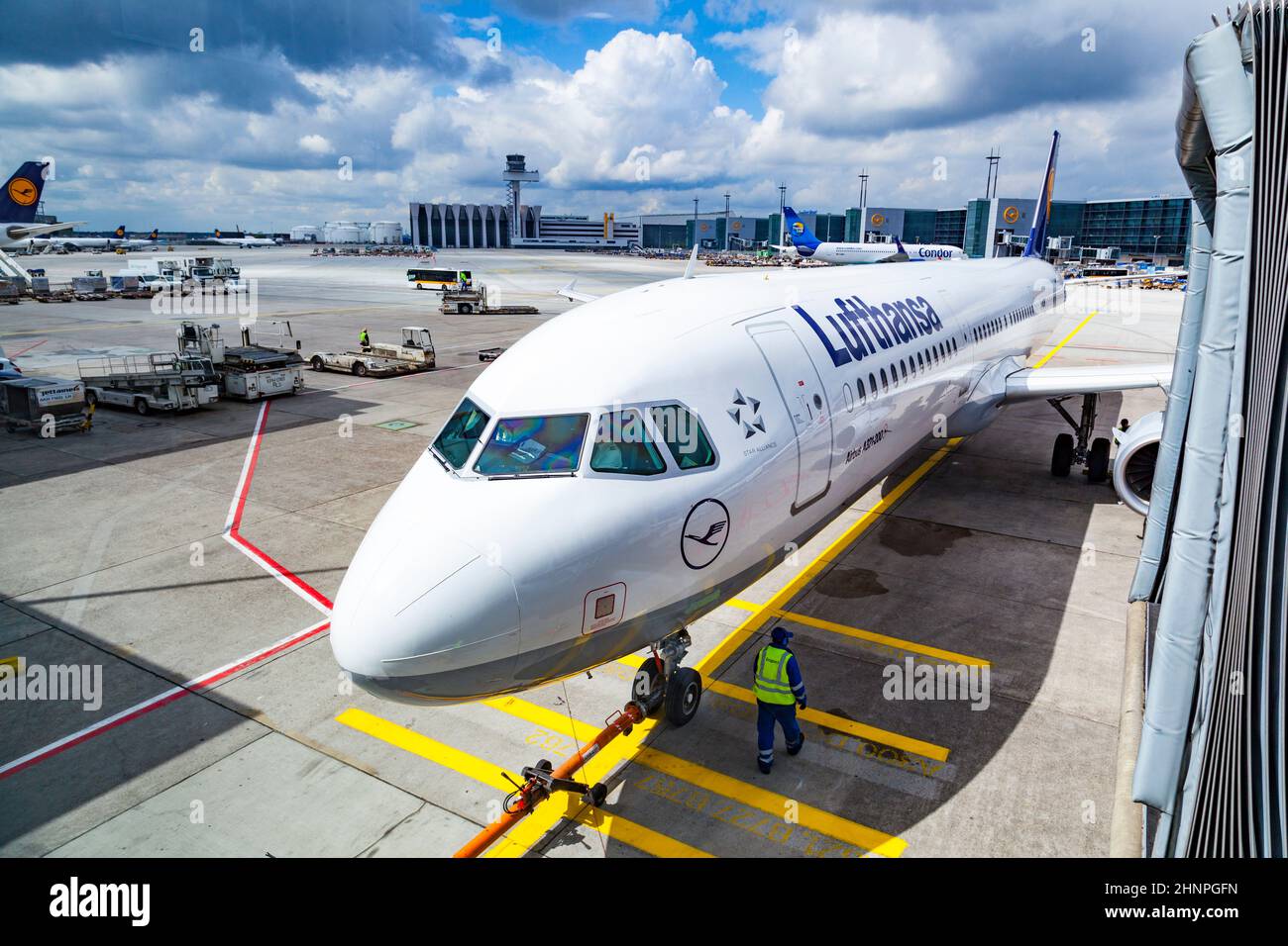 Airbus A321-200 listo para empujar de nuevo a la plataforma en Frankfurt Foto de stock