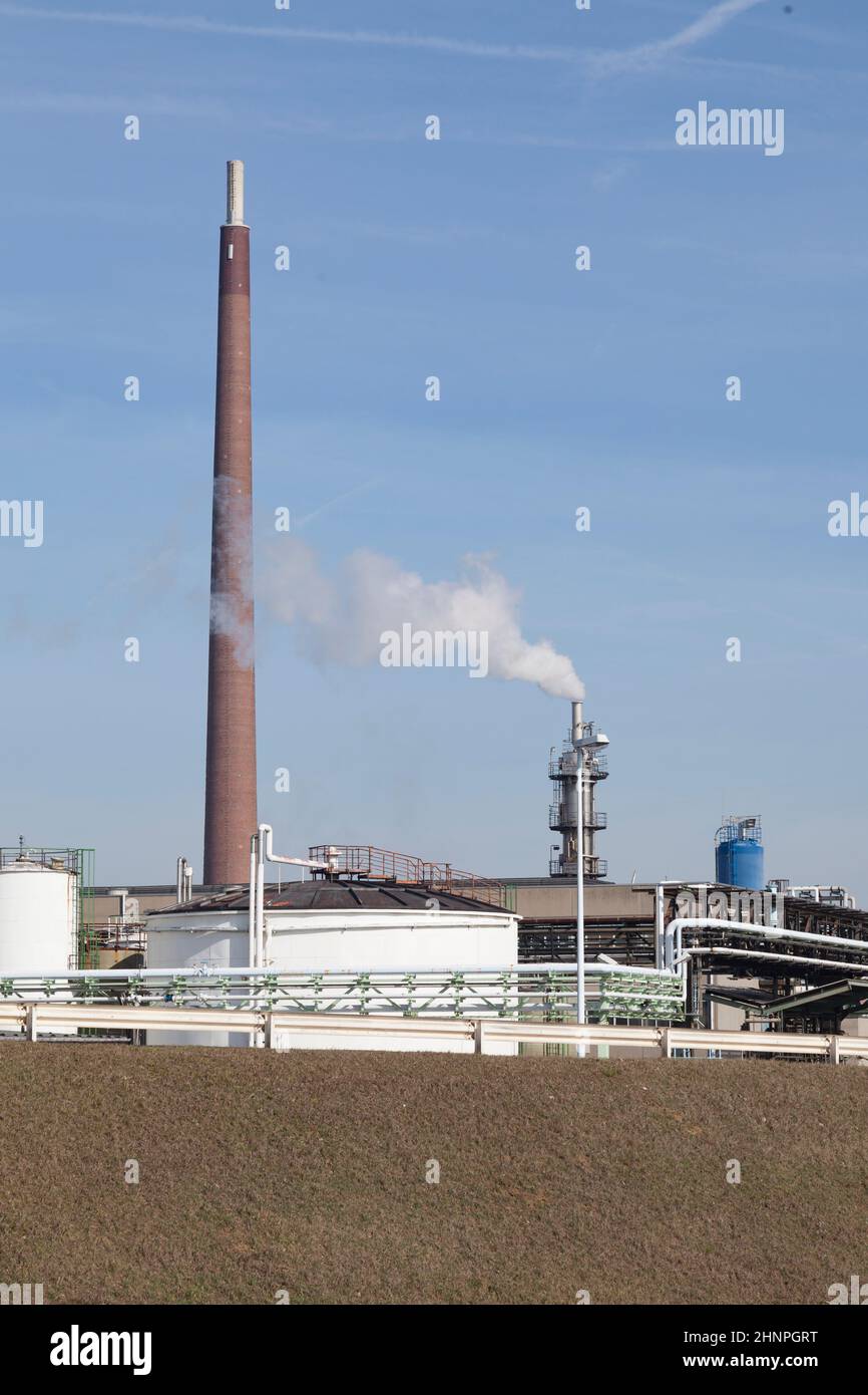 Parque industrial en Frankfurt hoechst con rieles y central eléctrica Foto de stock