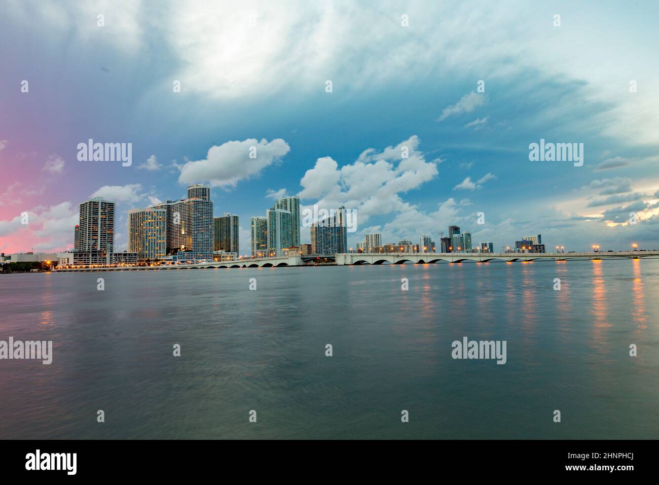 Panorama del horizonte de la ciudad de Miami al atardecer Foto de stock