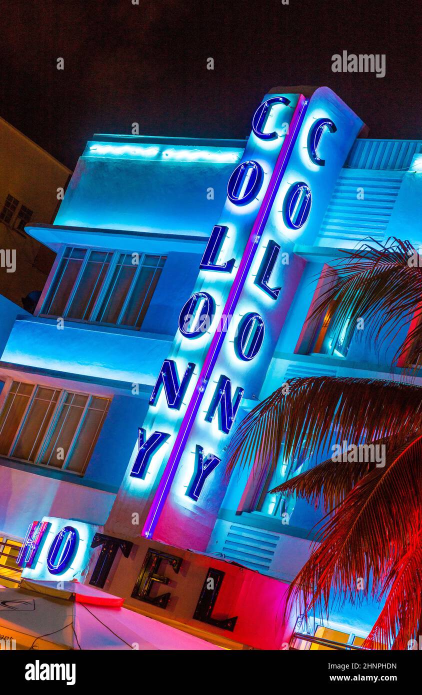 Vista nocturna en Ocean Drive con signo de neón de un hotel de colonia en Miami, Estados Unidos Foto de stock