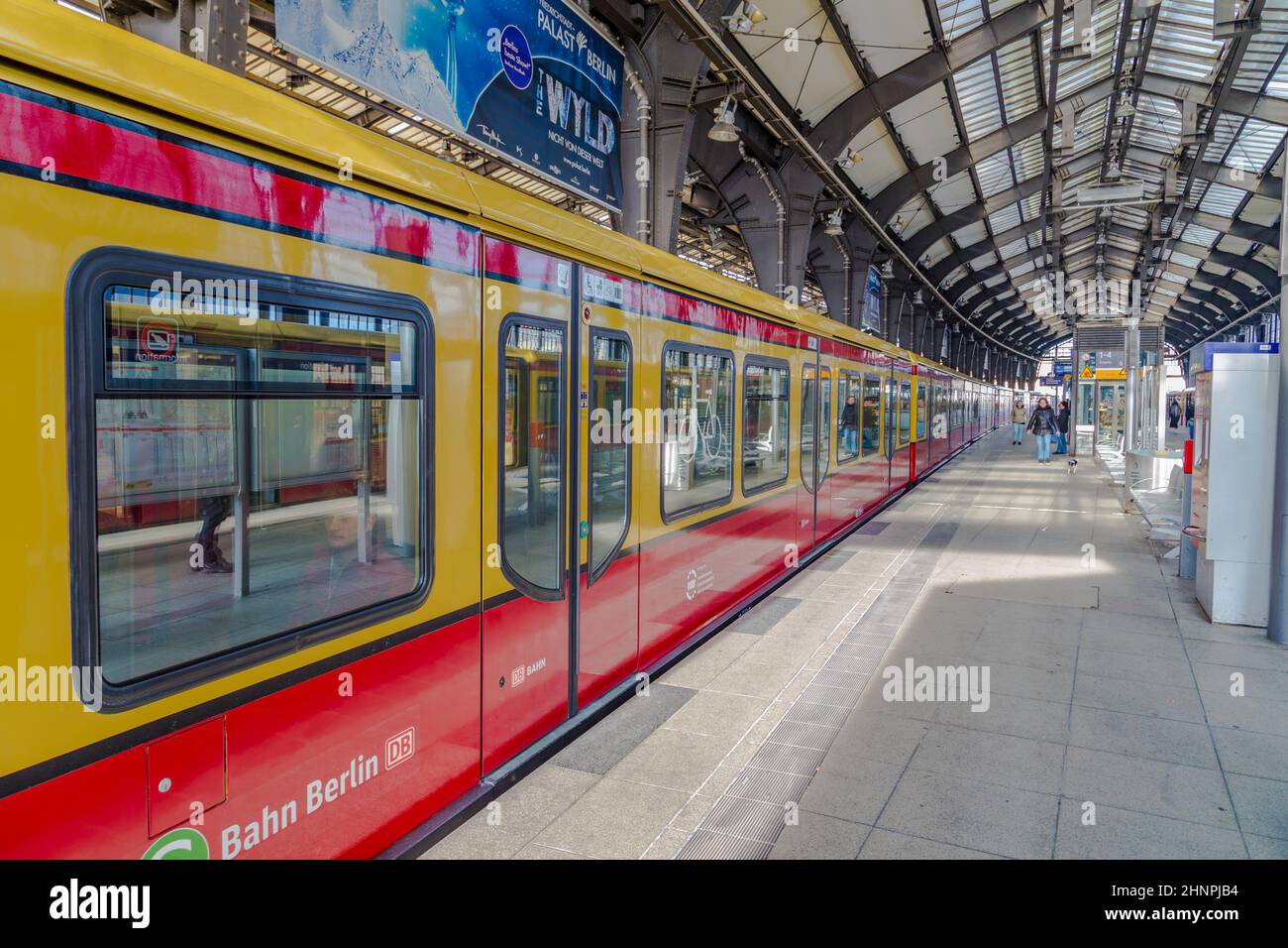 La gente se apresuran en la estación central de S-Bahn de Berlins en Friedrichstrasse Foto de stock