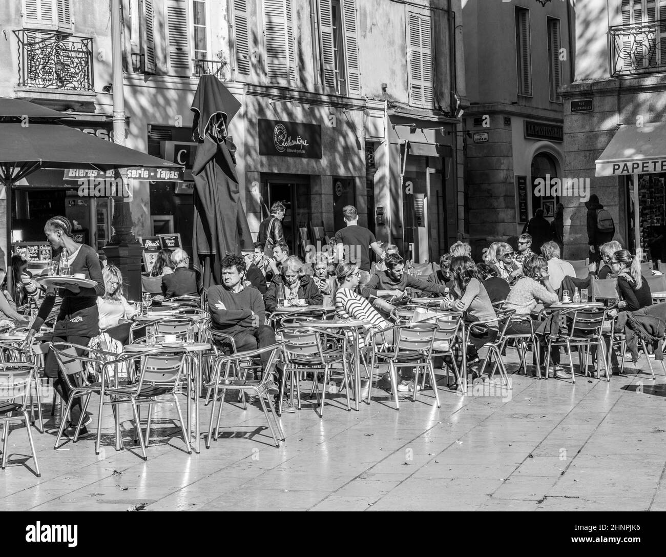 los huéspedes podrán disfrutar de un cálido día de verano relajándose en un bar al aire libre Foto de stock