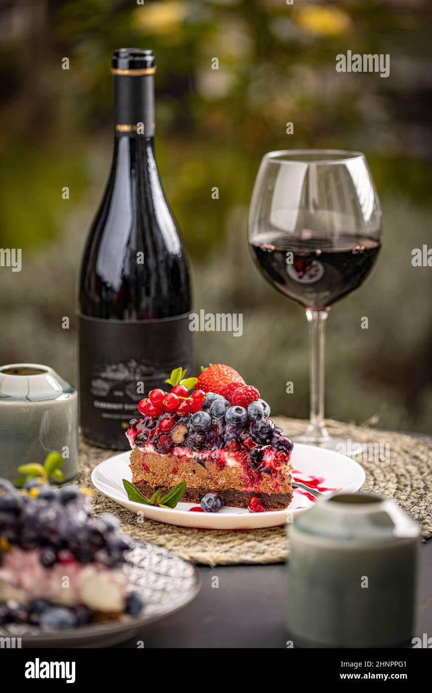Piece red wine cake fotografías e imágenes de alta resolución - Alamy