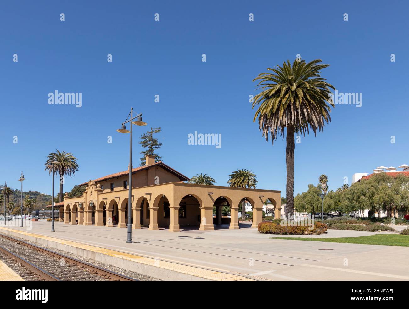 Estación de tren Santa Bárbara construida en estilo Misión Foto de stock