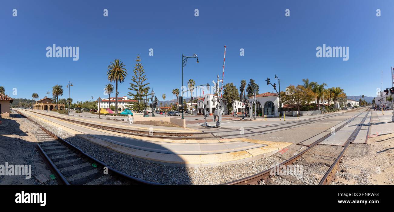 Estación de tren Santa Bárbara construida en estilo Misión Foto de stock