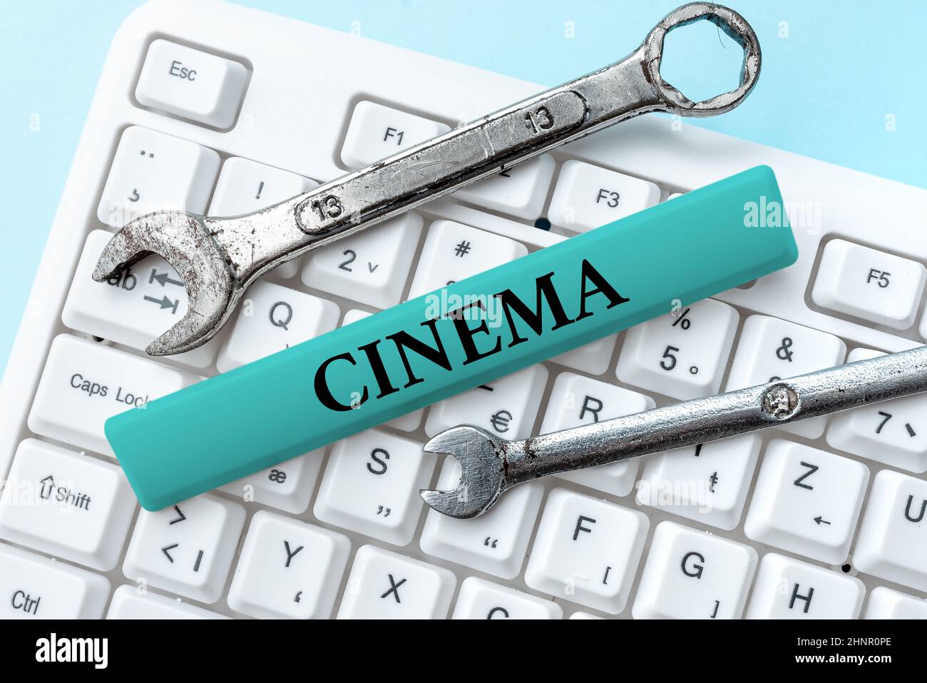 Escritura a mano Cine de texto. Concepto que significa teatro donde se muestran películas para entretenimiento público Cine mecanografiando personaje Historia de fondo, creando una nueva cuenta de medios sociales Foto de stock