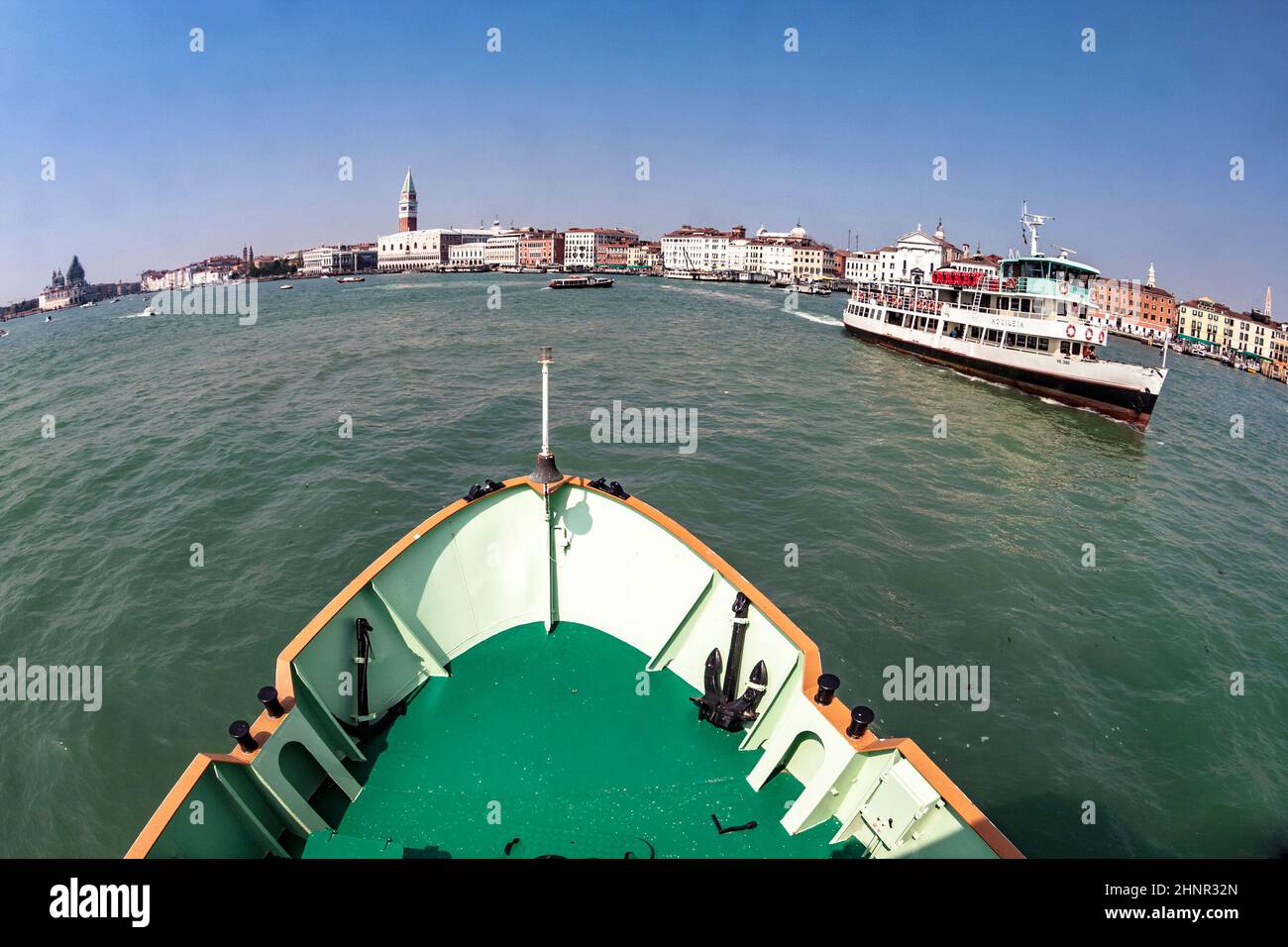 Ferry en el camino a Venecia Foto de stock