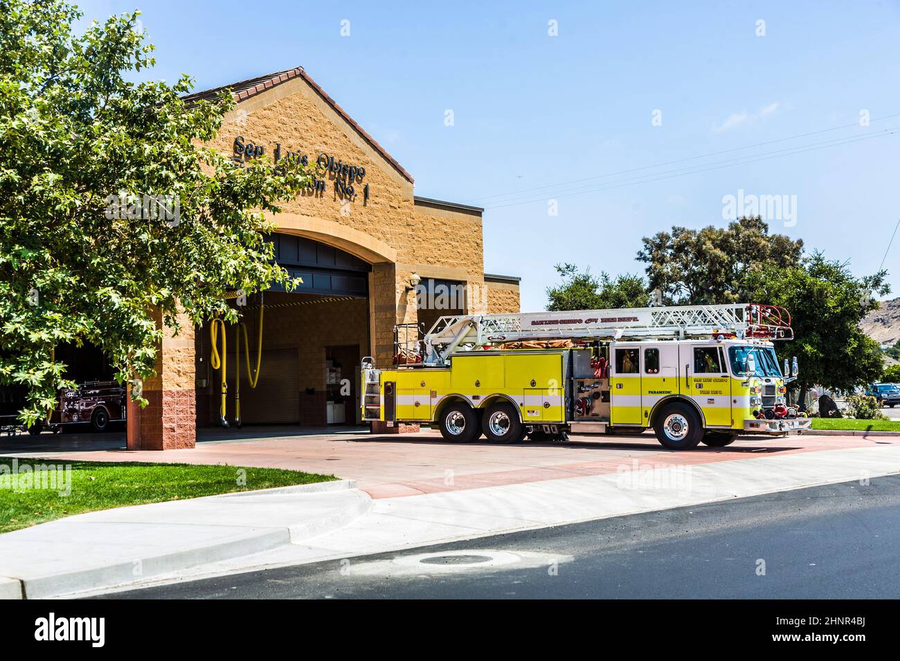 Estación de bomberos de San Luis Obispo con coche de emergencia Foto de stock