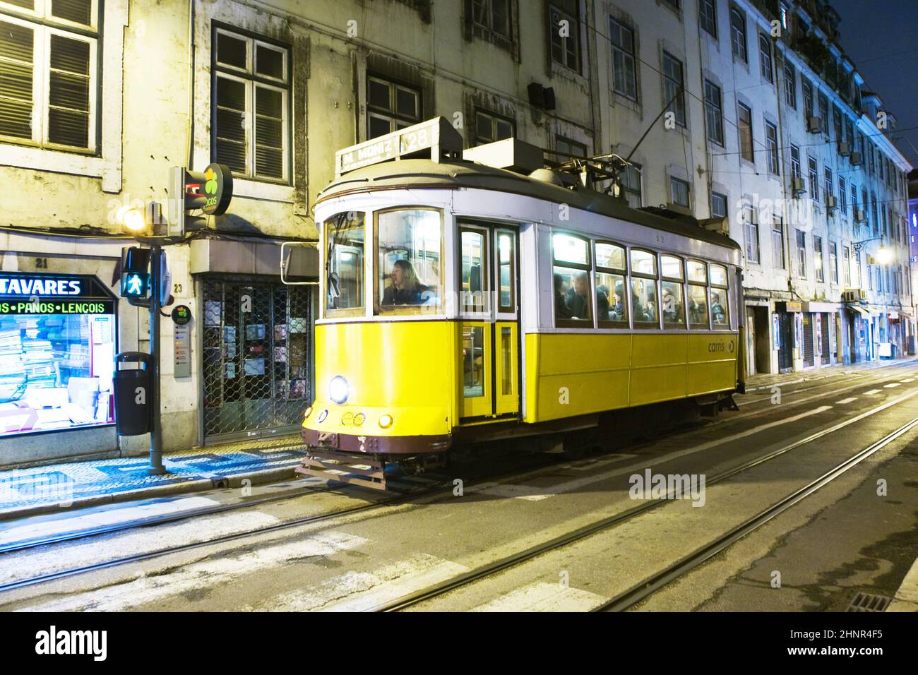 Lisboa por la noche, famoso tranvía, tranvía histórico está en funcionamiento Foto de stock