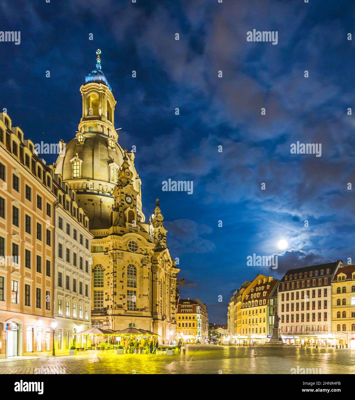 Liebfrauenkirche en Dresde por la noche Foto de stock