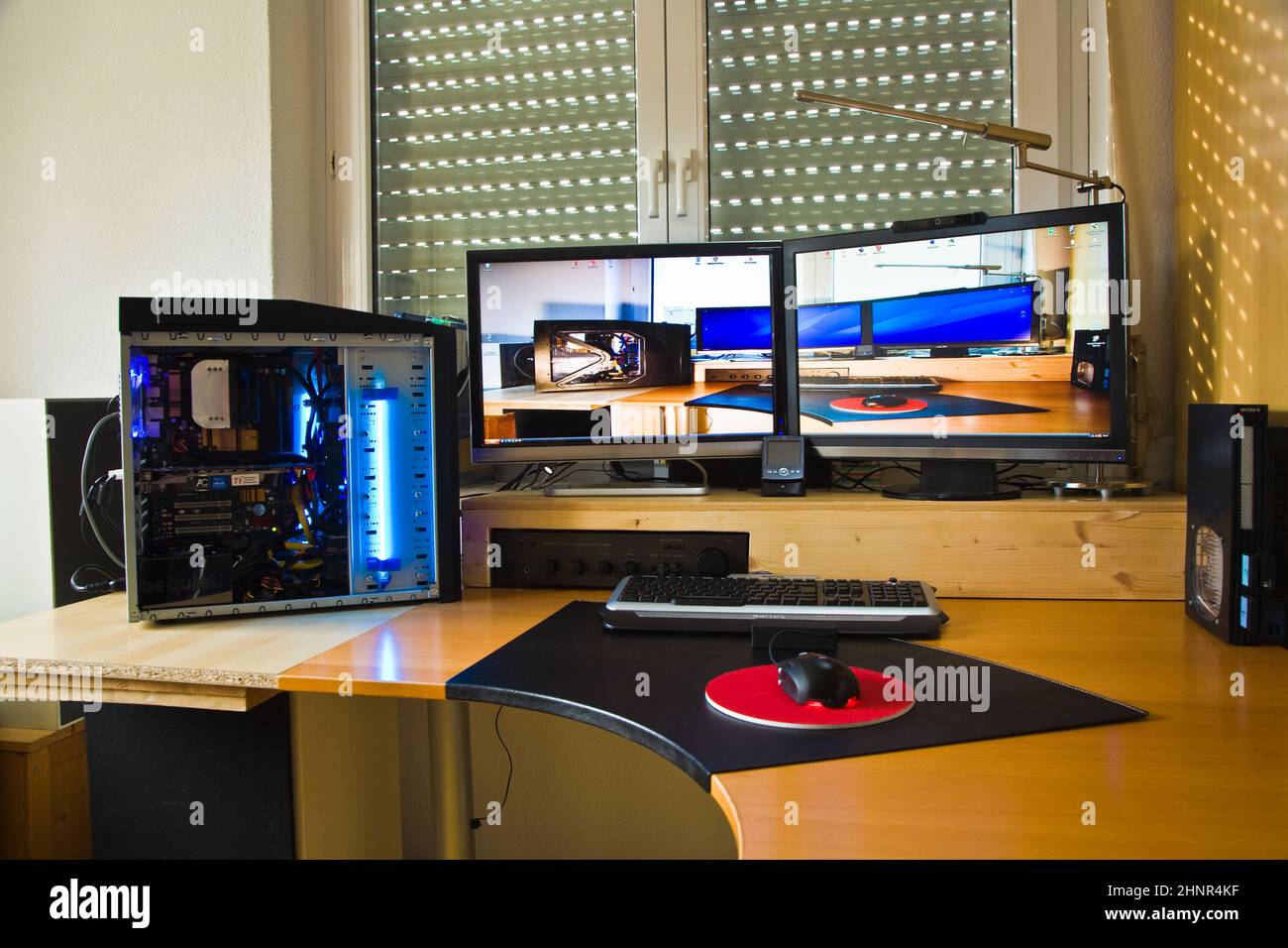 PC de escritorio moderno con altavoces y dos monitores de pantalla plana  Fotografía de stock - Alamy