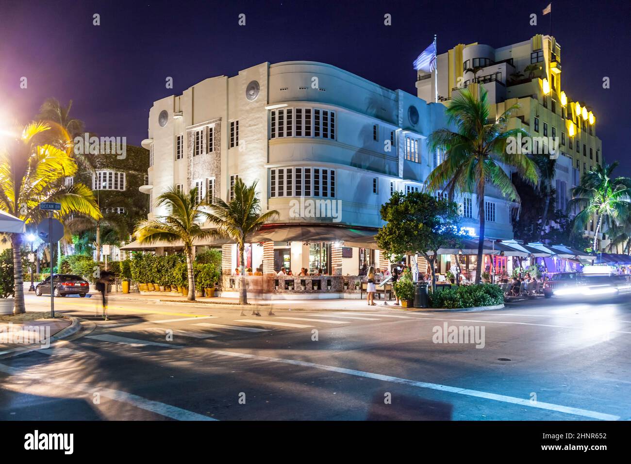 Vista nocturna en Ocean Drive en Miami Beach, Florida Foto de stock