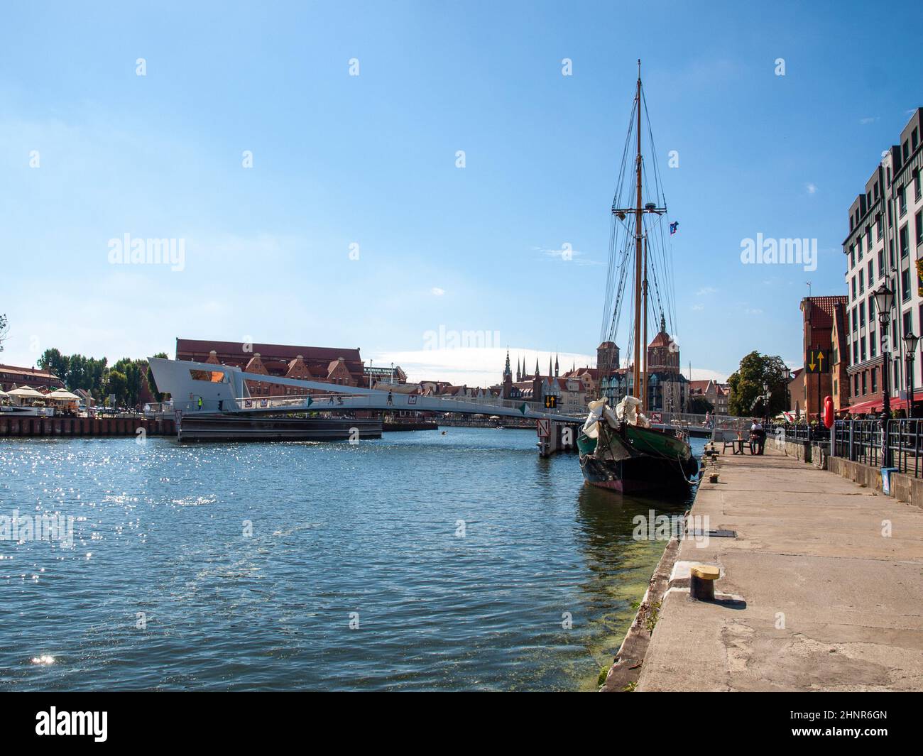 El puente de tiro sobre el río Motława en Gdansk Foto de stock