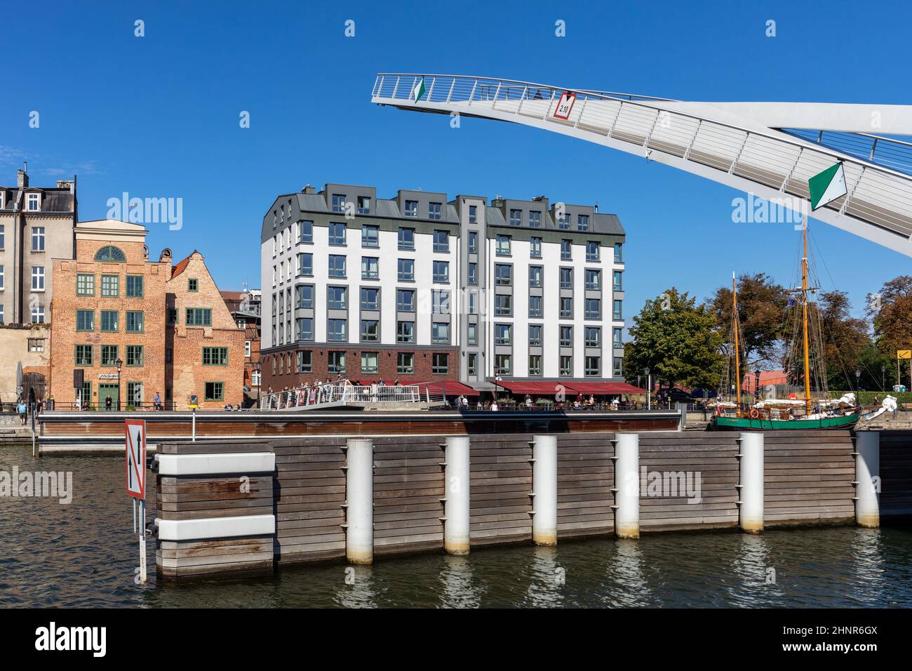 El puente de tiro sobre el río Motława en Gdansk Foto de stock