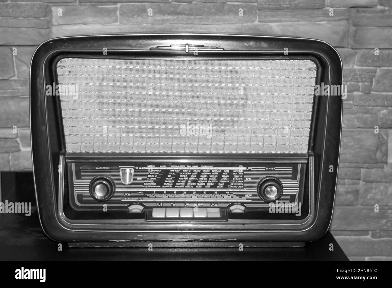 Una radio muy antigua, un receptor de radio o una radio de tubo. Foto de stock
