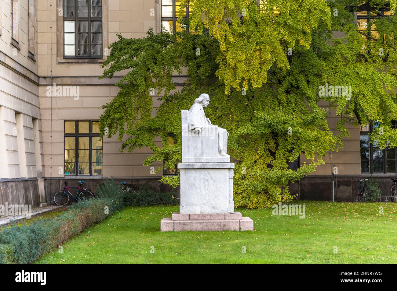 Estatua y fachada de la universidad Humboldt de Berlín Foto de stock