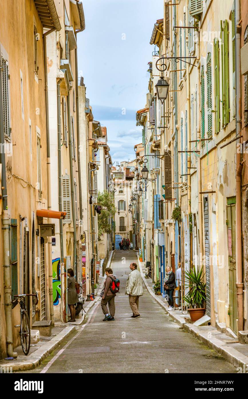 La gente visita el barrio histórico Le Panierin Marseille en el sur de Francia Foto de stock