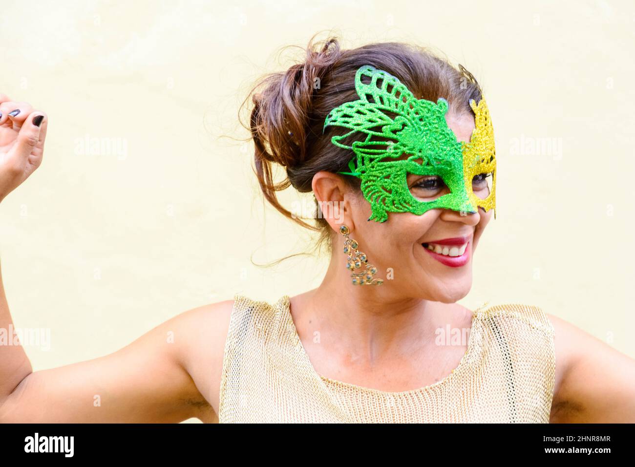 Retrato de una hermosa mujer con máscara veneciana en el carnaval de  venecia