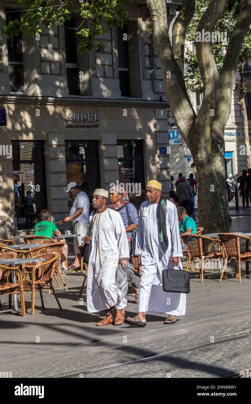 La gente camina por la ciudad de Marsella Foto de stock