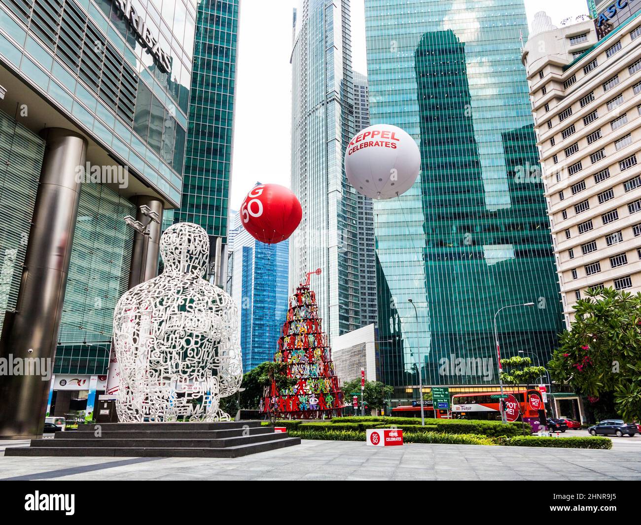 Escultura alma de Singapur de Jaume Plensa en el Centro Financiero Foto de stock